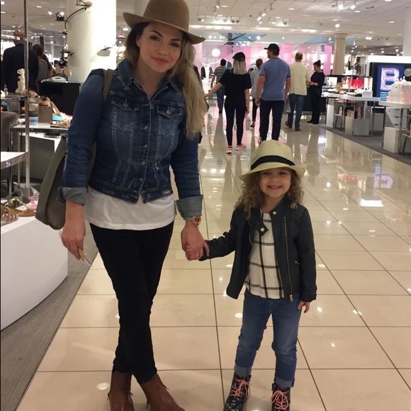 Meet your Posher, Brit - Picture 6 of 8